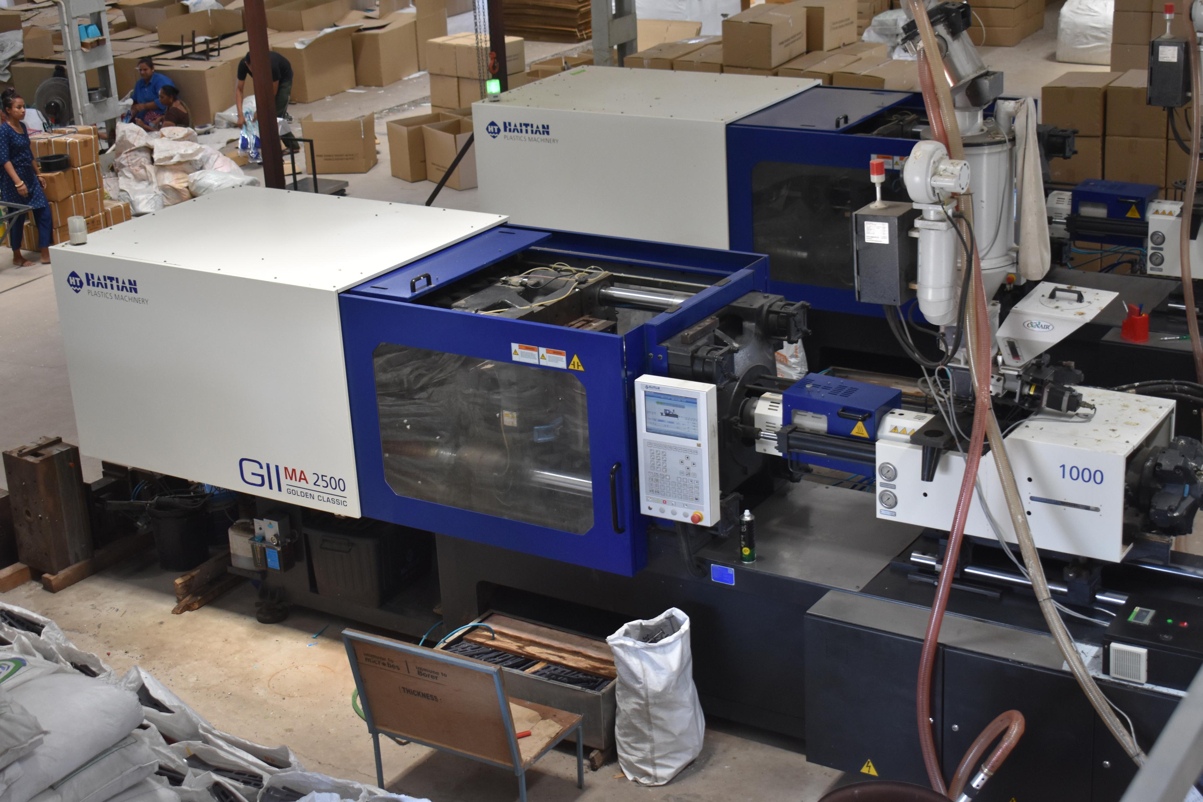 Manufacturing facility with injection molding machines